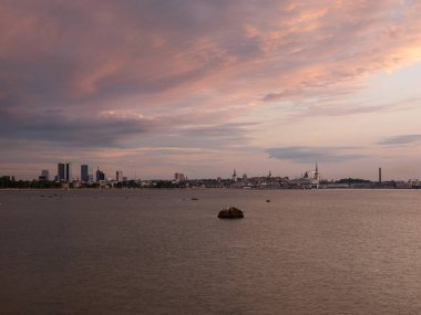Baltık Denizi Estonya 'sında güzel gün batımı manzarası