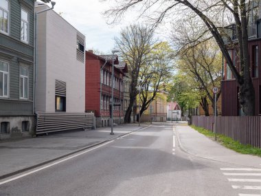 Tallinn, Estonya-Mayıs 2020, binaları olan cadde. Kalamaja Bölgesi