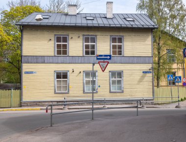 Tallinn, Estonya-Mayıs 2020, binaları olan cadde. Kalamaja Bölgesi