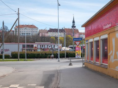 Tallinn, Estonya-Mayıs 2020, binaları olan cadde. Kalamaja Bölgesi