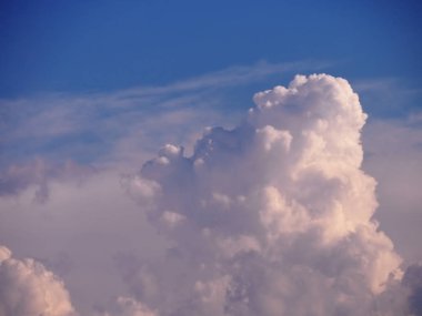 gökyüzü günbatımı arka plan yumuşak beyaz ve mavi renkli bulutlar ile