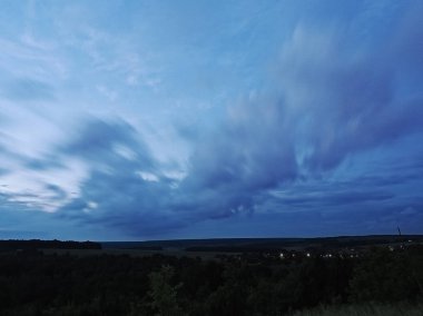 Yeşil orman ve hill uzun pozlama bulutlara
