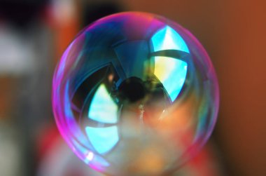 Aydınlık yansıması ile mor renkli sabun köpüğü