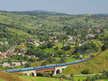 Carpatian dağlar yaz manzaraları Tren