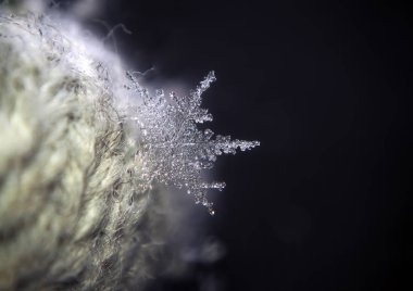 Mavi arka plan, kar tanesi parlak yıldız