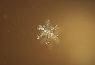 Kar tanesi üzerinde sarı arka plan büyük