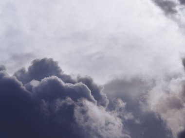 Mavi ve kırmızı gökyüzü günbatımı arka plan yumuşak pembe renkli bulutlara ile