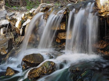 Şelale orman küçük yan görünümünde gün batımında