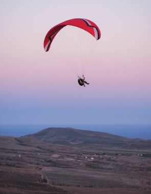 Mountain Voloshin Koktebel, Crimea adlı adam yamaç paraşütü