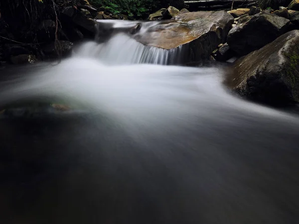 Cascata Alle Montagne Carpatiche Foresta Verde — Foto Stock