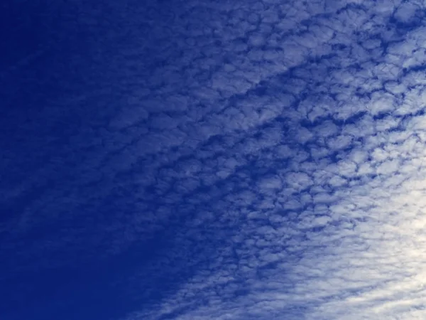 Céu Azul Com Grande Quantidade Nuvens Brancas Fundo Borrado — Fotografia de Stock