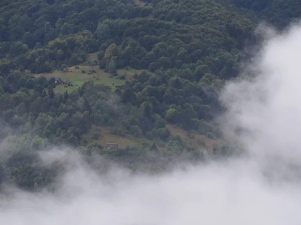 Mlha Vesnici Horách Carpatian — Stock fotografie
