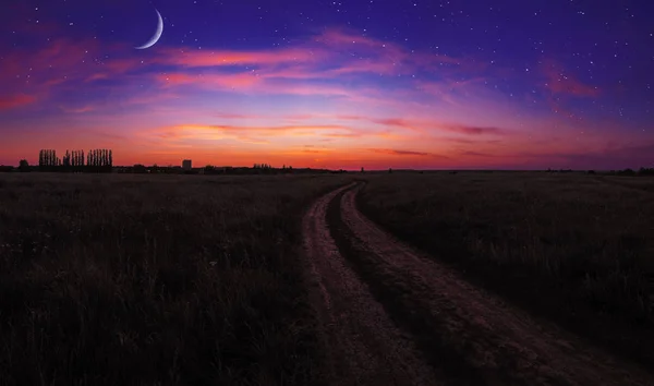 Pôr Sol Sobre Campo Com Estrada Aldeia Lua Jovem — Fotografia de Stock