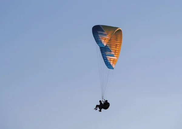Paralotniarstwo Człowiek Przeciw Błękitne Niebo Góra Wołoszyn Koktebelʼ Crimea — Zdjęcie stockowe