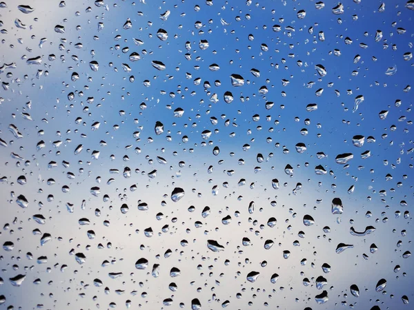 Air Tetes Kaca Jendela Langit Biru Dengan Latar Belakang Awan — Stok Foto