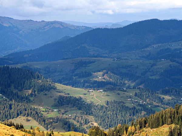 Aldeia Das Montanhas Dos Cárpatos Floresta Verde — Fotografia de Stock