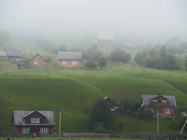 Mist Nevel Het Dorp Bergen Van Karpaten — Stockfoto