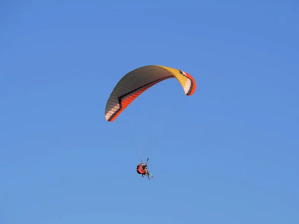 Parapendio Umano Contro Cielo Blu Montagna Voloshin Koktebel Crimea — Foto Stock