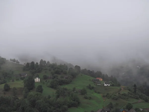 Mist Het Dorp Bergen Van Karpaten — Stockfoto