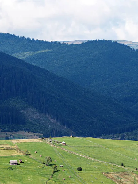 Pueblo Montañoso Los Cárpatos Bosque Verde — Foto de Stock