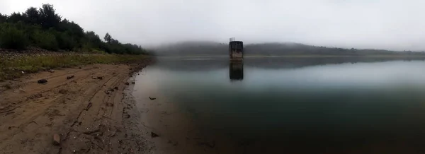 Día Brumoso Panorama Del Lago — Foto de Stock