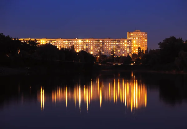 Vista Las Luces Del Edificio Reflejándose Lago — Foto de Stock