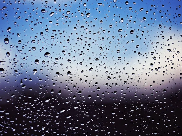 Waterdruppels Glazen Venster Naar Blauwe Hemel Met Witte Wolken Achtergrond — Stockfoto