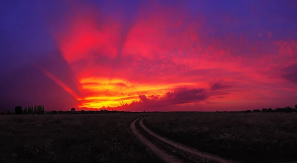 Pôr Sol Sobre Campo Com Estrada Aldeia Colorida — Fotografia de Stock