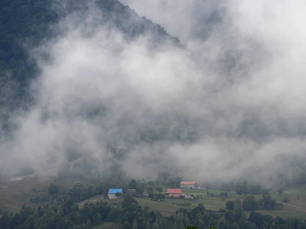 Ομίχλη Και Την Ομίχλη Στο Χωριό Στα Καρπάθια Όρη — Φωτογραφία Αρχείου