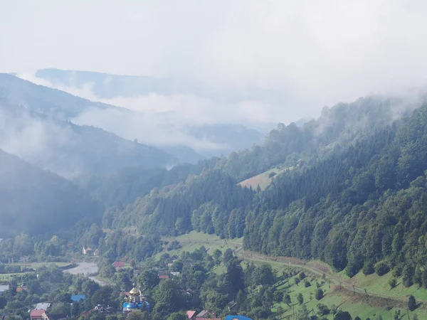 Brouillard Village Dans Les Montagnes Carpatiennes — Photo