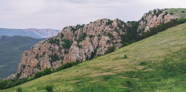Kırım ve yeşil orman ve köy Dağları