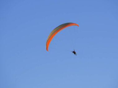 Mavi gökyüzü, dağ Voloshin, Koktebel, Crimea karşı adam yamaç paraşütü