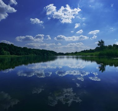 Gölde yansıtan bulutlar doğal görünümünü