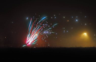 Gece gökyüzünde havai fişekler