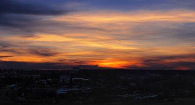 Dağ viiliage görünümünden gün batımında