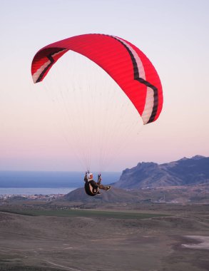 Gün batımında, Voloshin dağ, Koktebel, Crimea kişi yamaç paraşütü