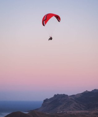 Mountain Voloshin Koktebel, Crimea adlı adam yamaç paraşütü