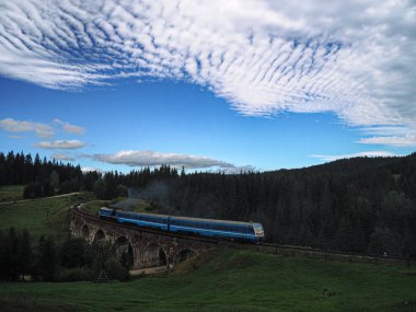 Carpatian dağlar yaz manzaraları Tren