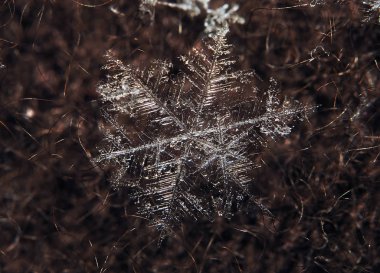 Kar tanesi yıldız kırmızı arka plan