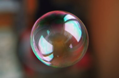 Renkli sabun köpüğü ile parlak açık yansıma şeffaf 