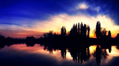 gün batımı ile güzel sakin Nehri