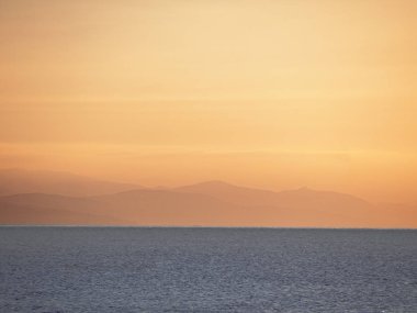 deniz ve dağlar gündoğumu sırasında
