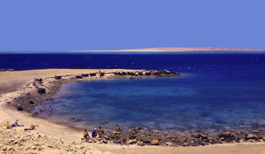 insanlar ile kayalık plaj