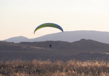 Adam yamaç paraşütü ile arka plan, Koktebel, Crimea, dağlar
