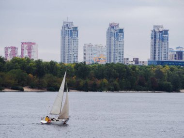 Köprüyü geçtikten Nehri'nde tekne