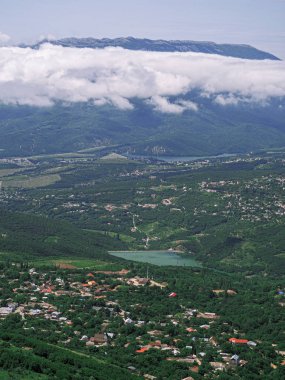 Kırım ve yeşil orman ve köy Dağları
