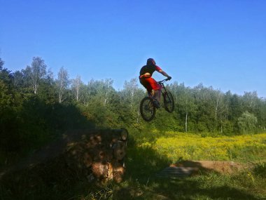 Adam bisiklet havada