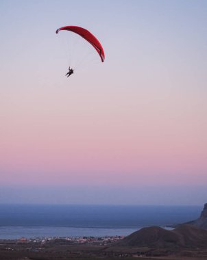 Mountain Voloshin Koktebel, Crimea adlı adam yamaç paraşütü