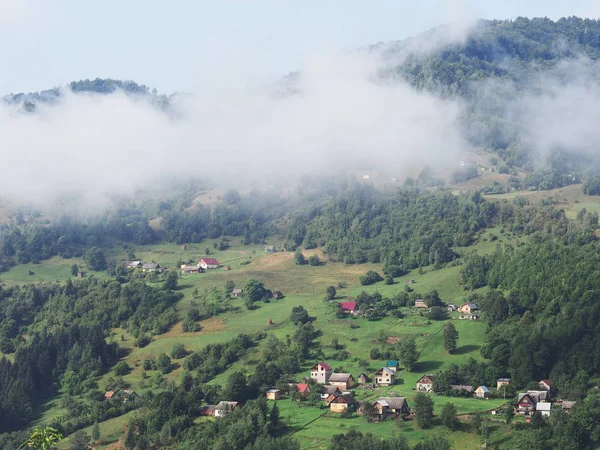 Brouillard Village Dans Les Montagnes Carpatiennes — Photo