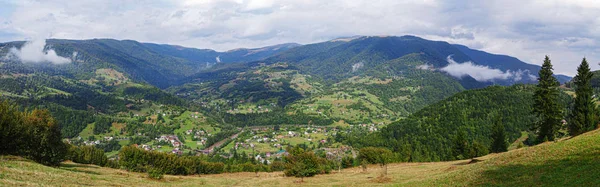 Pueblo Montañoso Los Cárpatos Bosque Verde — Foto de Stock